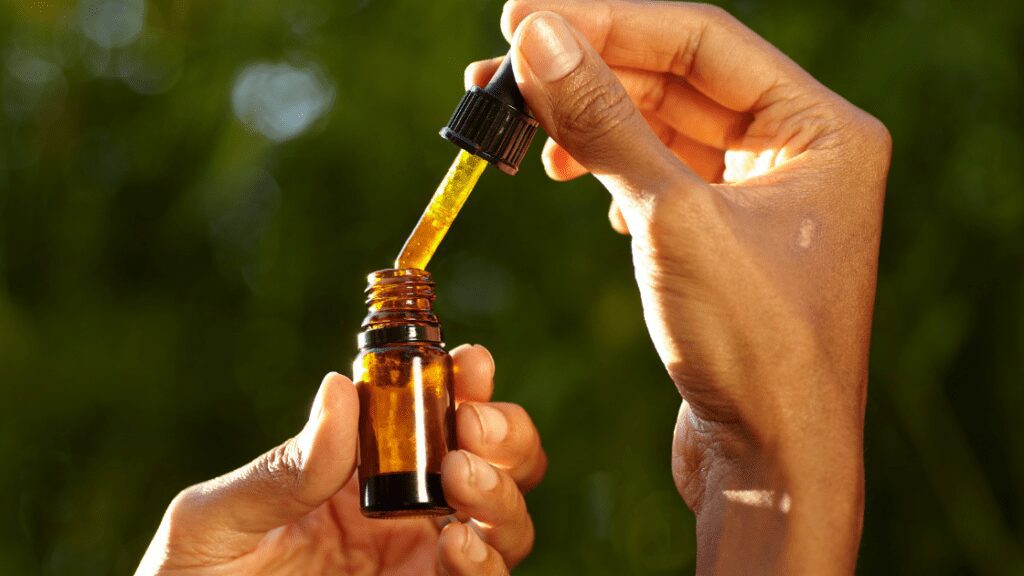 cbd-oil-in-syringe